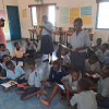 Alle i klassen var med til at læse posten. Foto: Oxfam Kenya. 