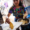 Hver dag laver Andreina frokost til sin familie. Hun laver ofte tortilla. Foto: Hans Bach.
