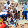 Alle var meget spændte på at se billederne af Maximilla og dem selv. Foto: Oxfam Kenya.