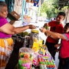 Mange butikker i Guatemala er udendørs. Her kan man både købe frugt, slik og meget andet. Foto: Hans Bach.