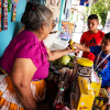 I kioskerne i Guatemala City kan man købe mange ting og sager. Både frugt og grønt og slik. Foto: Hans Bach.