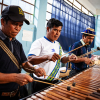 Marimbaen er Guatemalas nationalinstrument. Rudys lærere øver sig. De skal optræde til Guatemalas årlige lærerdag. Foto: Hans Bach.