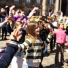Hele Slotspladsen blev til én stor bølge, da alle elever dansede sammen. Foto: Hans Bach. 