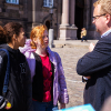 Kris Skriver fra Socialdemokratiet kiggede også forbi Aktionsdagen. Han fik en god snak med Nora og Silja fra Tove Ditlevsens Skole. Foto: Hans Bach. 