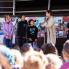 Sascha Faxe og Marianne Bigum var enige med Nora, Silja og Olivia fra Tove Ditlevsens Skole om, at det ikke er fair, at alt for mange børn bliver taget for tidligt ud af skolen. Foto: Hans Bach.