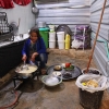 Muna hjælper sin mor og bedstemor med at lave mad hver dag. Her laver Muna frokost. Foto: Line Agerlin Trolle