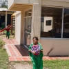 Her er Jennifer på sin skole. Hun har sin skoletaske i hånden. Det er hendes mor, der har hæklet den. Wayuu-folket har en helt særlig hækle-tradition. Wayuu-folkets kvinder lærer at hækle. – Foto: Andreas Beck