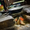 Thalianas mor laver mad over et lille bålsted i køkkenet. – Foto: Andreas Beck 