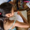 Thaliana kan godt lide at skrive. Hun øver sig meget – også når hun kommer hjem fra skole. Hun er grundig. Bogstaverne skal være flotte. – Foto: Andreas Beck 