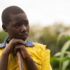 Nyirambere er ofte med i marken. Når familien skal så og høste, må hun blive hjemme fra skole og hjælpe til. -Foto: Emmanuel Museruka