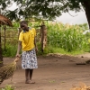 Inden Nyirambere skal i marken, fejer hun gårdspladsen. - Foto: Emmanuel Museruka