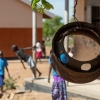 På Esthers skole bruger lærerne en gammel fælg fra et bildæk som klokke, når de ringer ind til time. – Foto: Emmanual Museruka