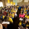 På Nyiramberes skole er der rigtig mange elever i hver klasse. Til denne time er de over 100 elever sammen. - Foto: Emmanual Museruka