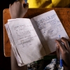Nyirambere skriver i sit hæfte. - Foto: Emmanual Museruka 
