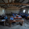 I Prellahs klasseværelse kommer der kun lys ind via vinduerne og døren. - Foto: Emmanual Museruka