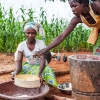 Fatoumata sigter melet, som de lige har stampet. Bagefter bruger de det til at lave tô. Foto: William Vest-Lillesøe