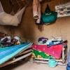 Fatoumata på sengen, hvor hun sover sammen med sin søster. De har myggenet. Det er vigtigt for at undgå at få malaria. Foto: William Vest-Lillesøe