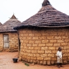 De fleste huse i Fatoumatas landsby er runde. Taget er lavet af forskellige strå og grene. Nogle af de små hytter bruges til at opbevare afgrøder. Foto: William Vest-Lillesøe