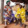 Der er heldigvis også tid til at hygge sig. Her er det nogle af kvinderne i landsbyen, der får sig et godt grin. Foto: William Vest-Lillesøe
