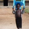 Pigen har haft sin egen stol med i skole. Foto: Oxfam IBIS