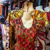 Flotte kjoler med mønstre og farver på markedet i Aweil - foto: William Vest-Lillesøe