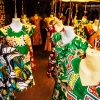 De traditionelle afrikanske kjoler fås i alle farver - foto: William Vest-Lillesøe
