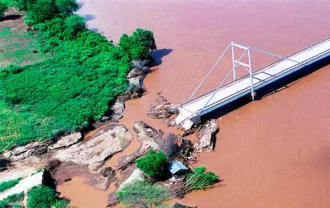 oversvømmelse-Bridge_over_the_Tana_river_(Kenya)-825x520px.jpg