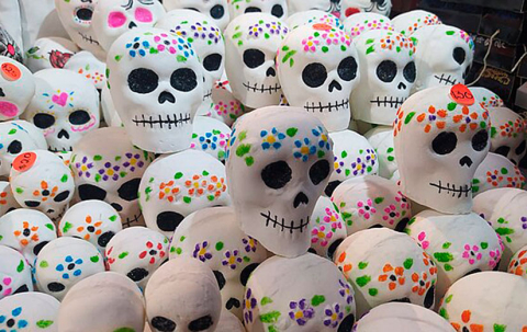 Calaveritas_de_azúcar_01_Zus-Vasquez_wikimedia_825x520px.jpg