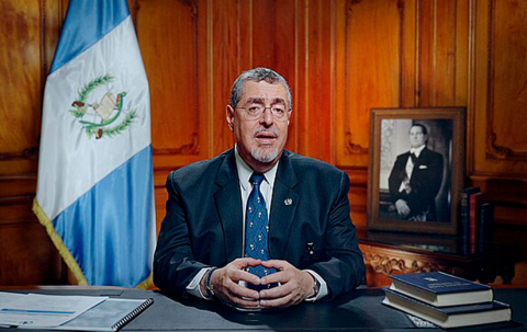 Presidente_Bernardo_Arévalo_en_su_primera_cadena_nacional_09_wikimedia_825x520px.jpg
