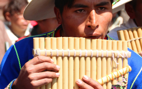 Bolivianer der spiller panfløjte